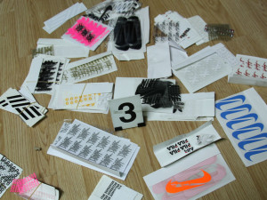 Šikovní Vietnamci ve svém domku šili stovky padělků značkové obuvi. Na tržnici dodávali i tisíce nelegálních cigaret