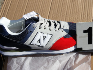 Šikovní Vietnamci ve svém domku šili stovky padělků značkové obuvi. Na tržnici dodávali i tisíce nelegálních cigaret