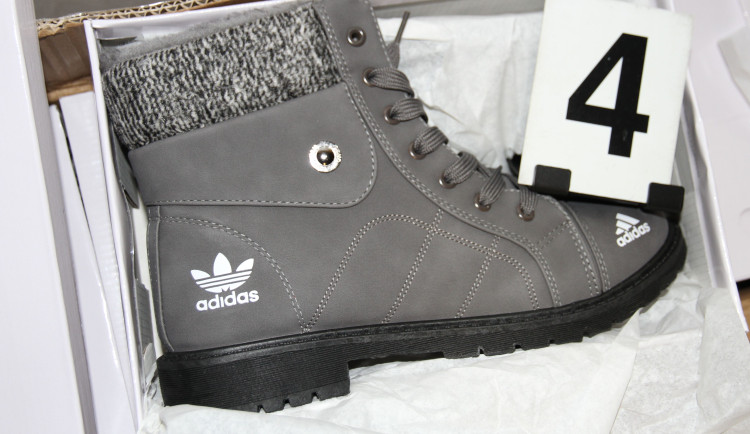 Šikovní Vietnamci ve svém domku šili stovky padělků značkové obuvi