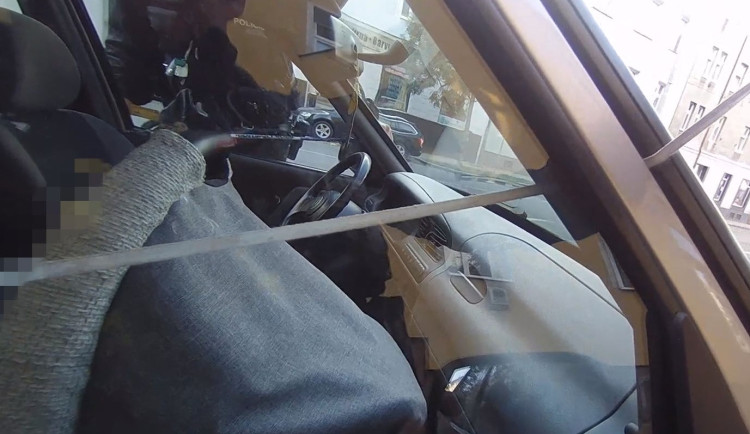 Řidičce se nečekaně zamklo auto. Uvnitř zůstalo uvězněné malé dítě v sedačce, ale i klíče od vozu a mobil