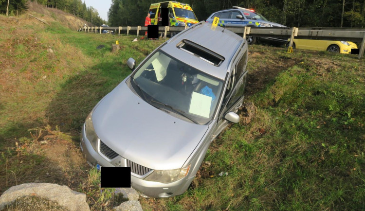 Notně posilněn alkoholem neudržel auto na silnici a havaroval