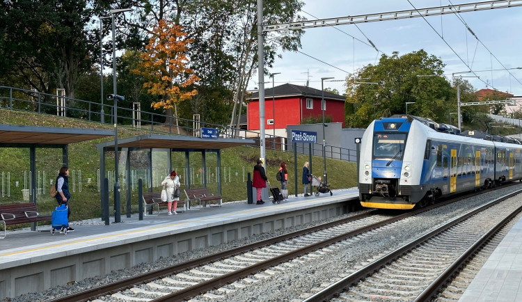 Cestujícím začala sloužit nová železniční zastávka Plzeň - Slovany. U konce je modernizace železničního uzlu za 2,2 miliardy