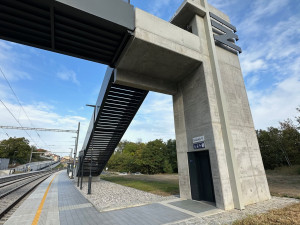 Tento výtah vyveze pasažéry z nástupiště na lávku, ze které mohou pokračovat do Sušické ulice