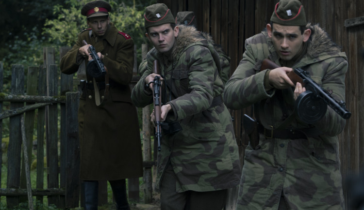 Natáčení temné minisérie o Králi Šumavy pokračuje, filmaři pracují na dvou řadách najednou