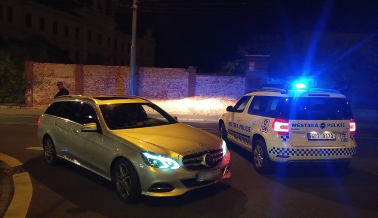 Řidič mercedesu se marně pokoušel přelstít strážníky fotografií cizího řidičáku