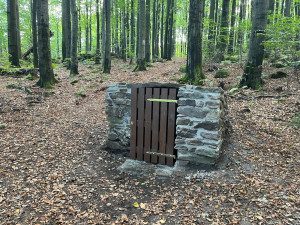 Opravenou Emerichovu studánku s malou turistickou útulnou brzy čeká slavnostní otevření