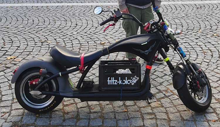 Jezdec na silné elektrokoloběžce se proti předpisům provinil hned v pěti případech