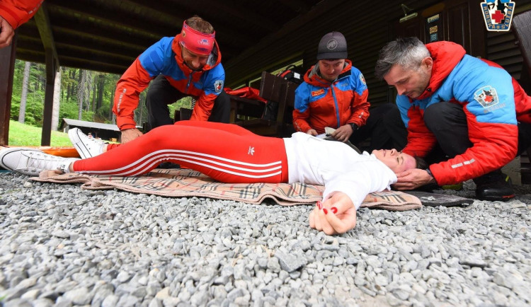Horští záchranáři resuscitovali ženu. Zkolabovala v Jizerských horách po reakci na bodnutí hmyzem