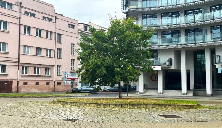 Lidé si přejí zkrášlení kruhového objezdu v Divadelní ulici