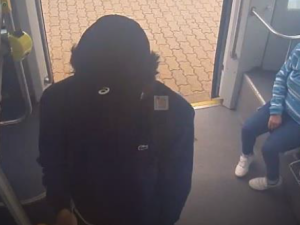 Tramvaj poničil zatím neznámý vandal. Policisté by rádi mluvili s mladíkem ze záběrů bezpečnostní kamery