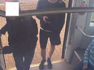 Tramvaj poničil zatím neznámý vandal. Policisté by rádi mluvili s mladíkem ze záběrů bezpečnostní kamery