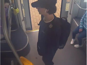 Tramvaj poničil zatím neznámý vandal. Policisté by rádi mluvili s mladíkem ze záběrů bezpečnostní kamery