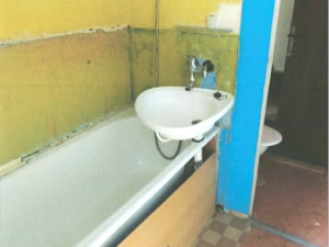 Při stěhování sbalili kus lina i obklady. Problémový nájemníci, kteří odmítali opustit byt, po sobě zanechali spoušť