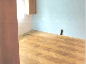 Při stěhování sbalili kus lina i obklady. Problémový nájemníci, kteří odmítali opustit byt, po sobě zanechali spoušť