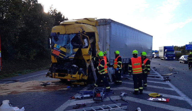 Na dálnici D5 se střetly dva kamiony, hasiči museli jednoho z řidičů vyprostit