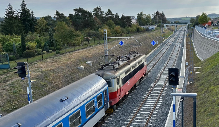 Železniční trať v Plzni - Koterově už prošla modernizací, teď se bude postupovat dál