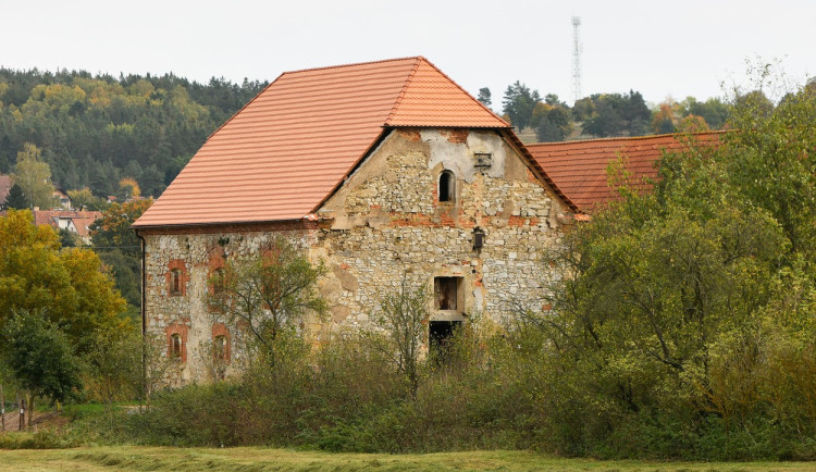 Manželé zachraňují středověkou sýpku na Plzeňsku. Po rotundě ve Starém Plzenci má jít o druhou nejstarší stavbu v regionu