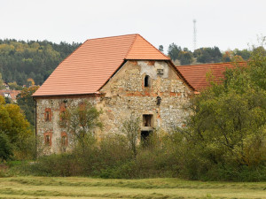 Manželé zachraňují středověkou sýpku na Plzeňsku. Po rotundě ve Starém Plzenci má jít o druhou nejstarší stavbu v regionu