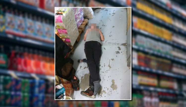 Pracovnice ostrahy prodejny se během pauzy na oběd opila do němoty. Našli ji ležet vedle palet se zbožím