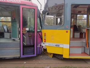 Při srážce dvou tramvají v centru Plzně se zranilo téměř 30 lidí včetně pěti dětí