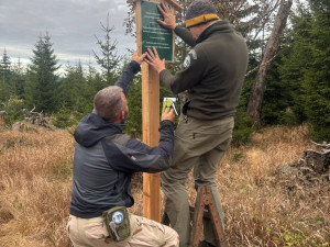 Turisté chodili i kam neměli. V centrální části NP Šumava platí nově omezení vstupu do jádra tetřeví populace