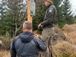 Turisté chodili i kam neměli. V centrální části NP Šumava platí nově omezení vstupu do jádra tetřeví populace