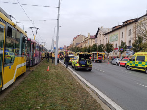 Při srážce dvou tramvají v centru Plzně se zranilo téměř 30 lidí včetně pěti dětí