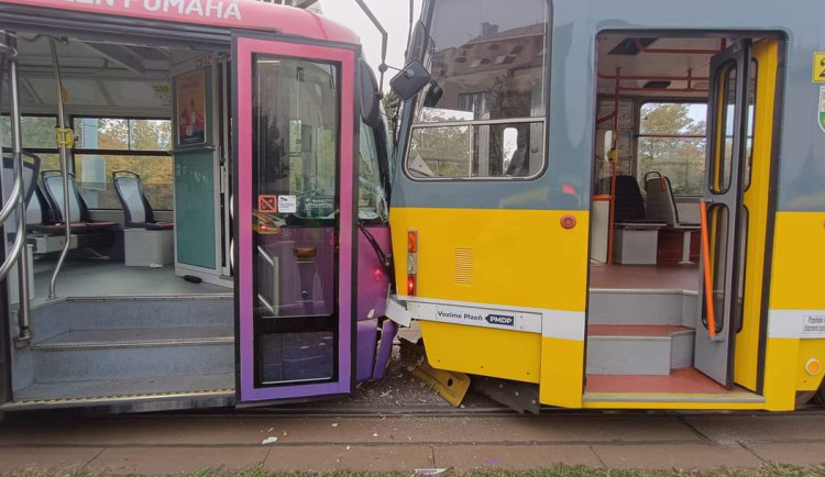 Při srážce dvou tramvají se zranilo nejméně 30 lidí