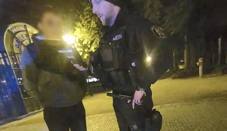 Opilý motorista strážníkům tvrdil, že auto řídila jeho přítelkyně. Při kontrole ale vystoupil ze strany řidiče