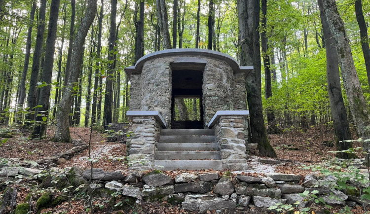 Na vrchu Čerchov už slouží turistům nově opravená kamenná Emerichova studna