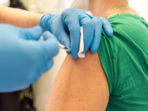 O modifikovanou vakcínu proti covidu mají Plzeňané zájem, zdravotníci denně naočkují přes stovku lidí