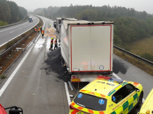 Střet dvou kamionů ochromil provoz na dálnici D5 ve směru na Prahu. Dva lidé se při nehodě zranili