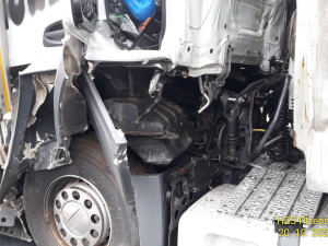 Střet dvou kamionů ochromil provoz na dálnici D5 ve směru na Prahu. Dva lidé se při nehodě zranili