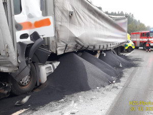 Střet dvou kamionů ochromil provoz na dálnici D5 ve směru na Prahu. Dva lidé se při nehodě zranili