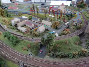 Modeláři představí veřejnosti unikátní a obří modelové kolejiště. Koleje vedou pestrou krajinou 600 metrů