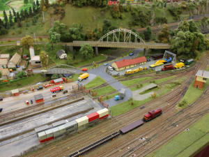 Modeláři představí veřejnosti unikátní a obří modelové kolejiště. Koleje vedou pestrou krajinou 600 metrů