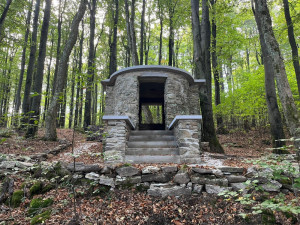 Na vrchu Čerchov už slouží turistům nově opravená kamenná Emerichova studna