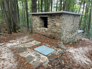 Na vrchu Čerchov už slouží turistům nově opravená kamenná Emerichova studna