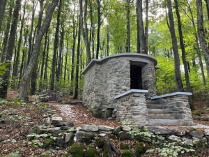 Na vrchu Čerchov už slouží turistům nově opravená kamenná Emerichova studna