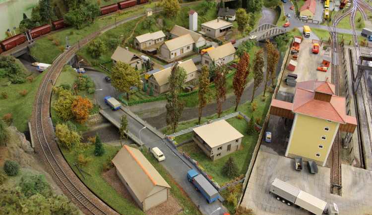 Modeláři představí veřejnosti unikátní a obří modelové kolejiště. Koleje vedou pestrou krajinou 600 metrů
