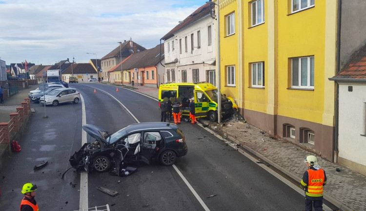 Osobák smetl sanitku převážející se zapnutými majáky pacienta a čtyři lidé se vážně zranili. Ve vozidle záchranky byl i policista