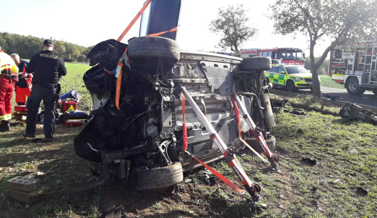 Auto vyletělo ze silnice na pole, kde zůstalo převrácené na střeše. Nárazem vytržený motor skončil za příkopem