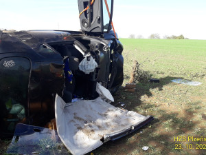 Auto vyletělo ze silnice na pole, kde zůstalo převrácené na střeše. Nárazem vytržený motor skončil za příkopem
