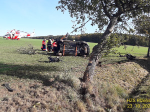 Auto vyletělo ze silnice na pole, kde zůstalo převrácené na střeše. Nárazem vytržený motor skončil za příkopem