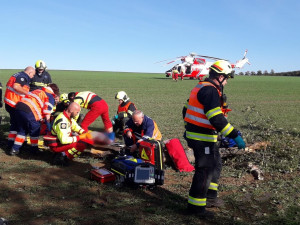 Auto vyletělo ze silnice na pole, kde zůstalo převrácené na střeše. Nárazem vytržený motor skončil za příkopem