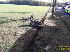 Auto vyletělo ze silnice na pole, kde zůstalo převrácené na střeše. Nárazem vytržený motor skončil za příkopem