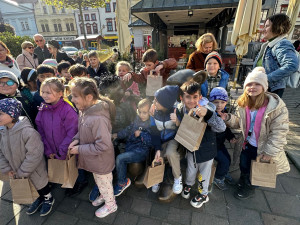 Opravené sousoší okamžitě obklopily děti