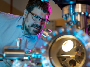 Plzeňští vědci s mezinárodním týmem zkoumají kvantové materiály, projekt podporuje i držitel Nobelovy ceny