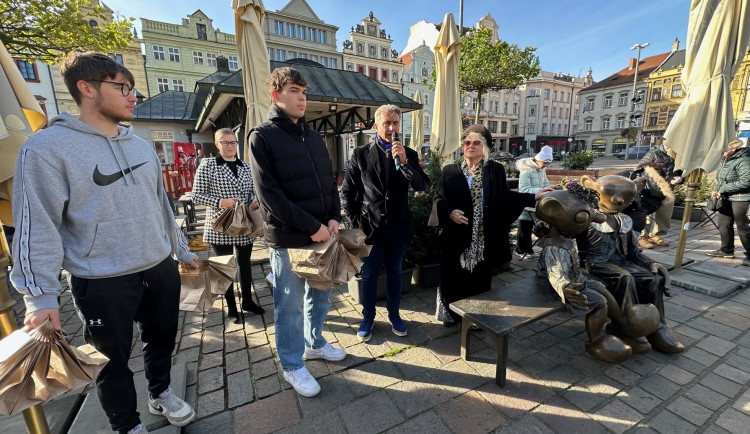 Na náměstí se vrátilo opravené sousoší Spejbla s Hurvínkem. Dostavili se i oba pachatelé, kteří Hurvínka připravili o hlavu. Vlevo Mirek s Jonášem