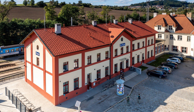 Písek má opravenou nádražní budovu. Vrátila se jí historická podoba